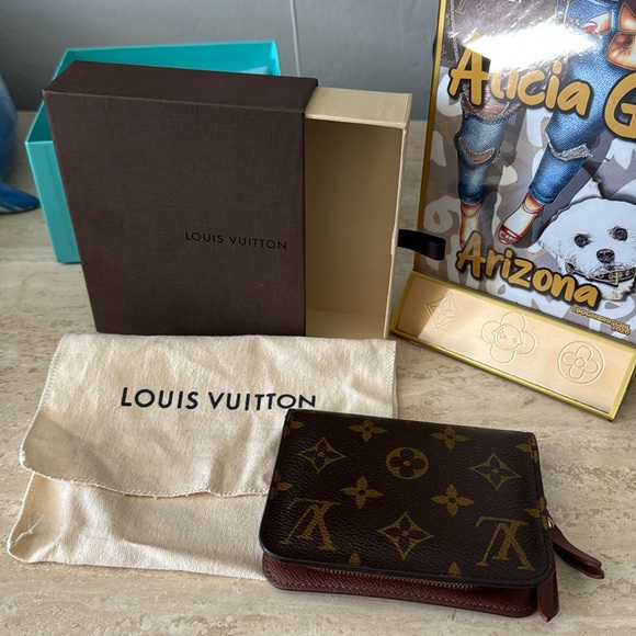 Like New Louis Vuitton Monogram Vintage 2011 Small Wallet with Brass Hardware - Picture 4 of 11